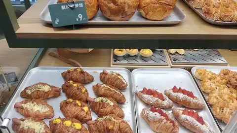 Buns on bakery trays